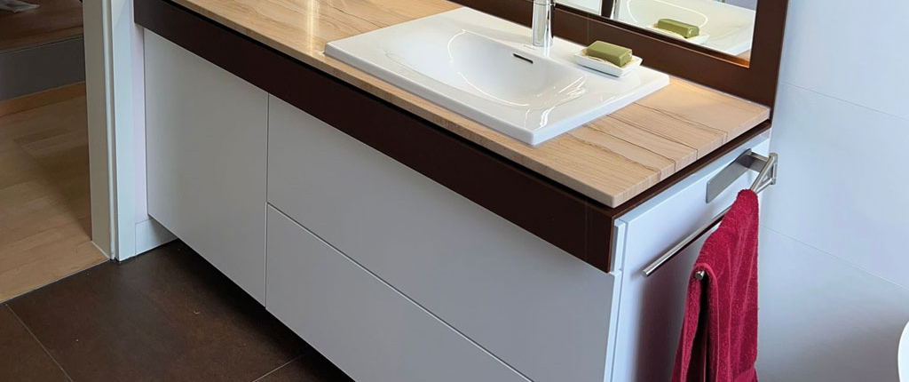 Badmöbel 2-farbig, in MDF weiß lackiert mit Steinplatte und Spiegelrahmen aus Cortenstahl, Waschtisch mit 2 Auszügen
